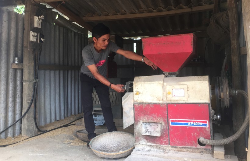 Anh Hồ Văn Cường mua máy xay xát lúa về phục vụ nhu cầu của người dân trong thôn.