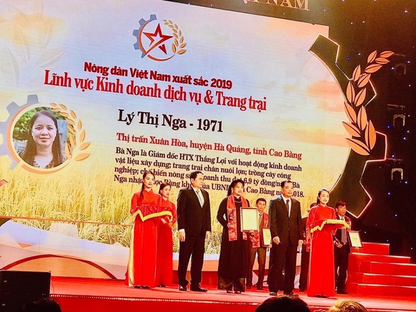 Chị Thị Nga được tôn vinh và trao danh hiệu “Nông dân Việt Nam xuất sắc 2019”.