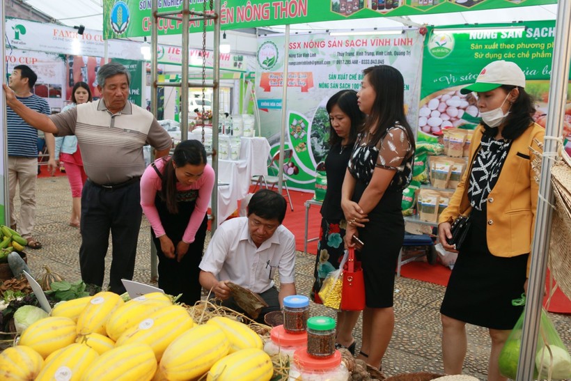  Dưa lê siêu ngọt Hàn Quốc của người dân xã Xăm Khòe, huyện Mai Châu, tỉnh Hòa Bình thu hút được nhiều sự quan tâm của người dân tại hội chợ nông sản.

