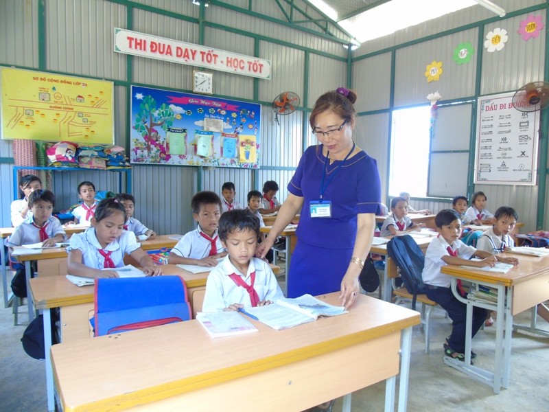 Cô Ngô Thị Hoa trong lớp học do chính mình vận động xây dựng.