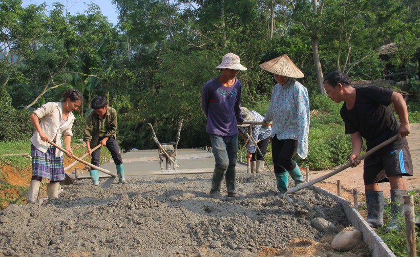 Tuyến đường đi vào thôn Tân Bình, xã Tân Nam được đầu tư đổ bê - tông bằng nguồn vốn CT135.