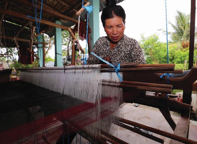 Từ nguồn vốn hỗ trợ của Nhà nước đã giúp chị Néang Sóc Then, dân tộc Khmer xã Văn Giáo, huyện Tịnh Biên phát triển nghề truyền thống.