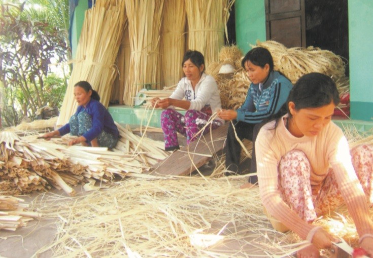 Nhiều hộ nông dân ở xã Cam Thành Bắc thoát nghèo và khá giả nhờ đan giỏ.