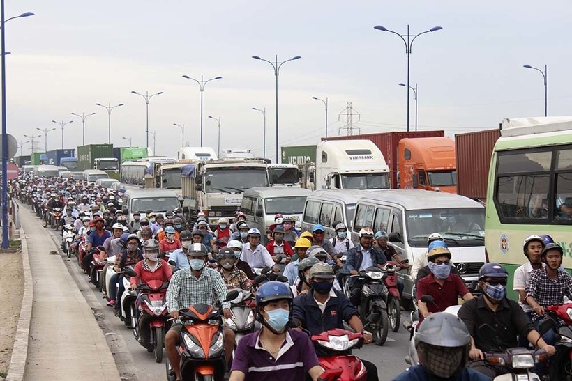 Ùn tắc kẹt xe ở đường Xa lộ Hà Nội, gần nút giao Đại học Quốc gia, cửa phía Đông TP HCM
