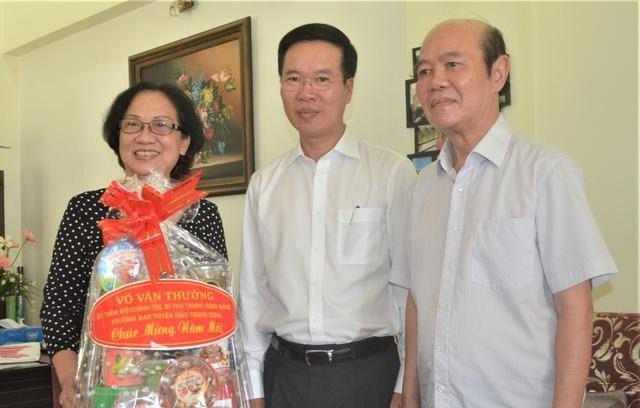 Ông Võ Văn Thưởng chúc Tết vị giáo sư có nhiều đóng góp cho văn học Việt Nam