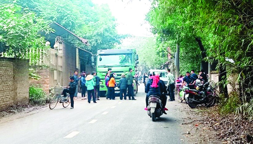 Người dân lại chặn đường vào bãi rác Nam Sơn