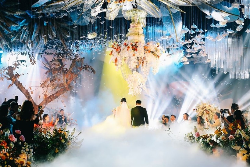 Cô dâu, chú rể của đám cưới siêu khổng lồ ở Quảng Ninh là ai?