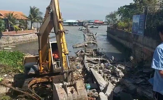 Tháo dỡ cầu cảng Hàm Ninh ở Phú Quốc