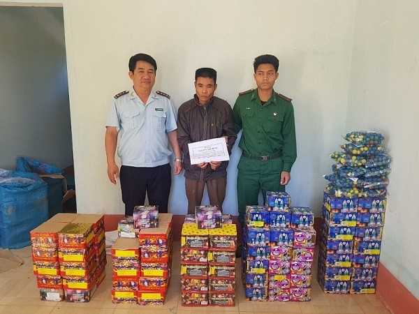 Bắt giữ đối tượng vận chuyển pháo lậu từ Lào về Việt Nam tiêu thụ