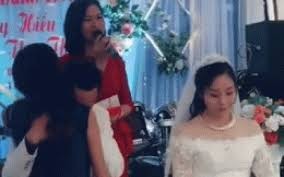 Sự thật thông tin chú rể bỏ mặc cô dâu, ôm “cô gái lạ” khóc trong đám cưới