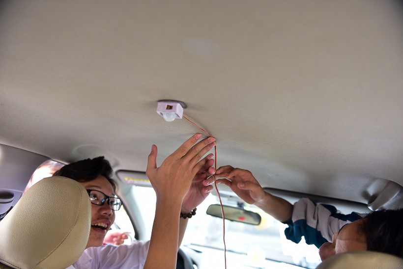 Thiết bị cảnh báo trẻ em bị bỏ quên trên xe ô tô của hai nam sinh Quảng Ninh