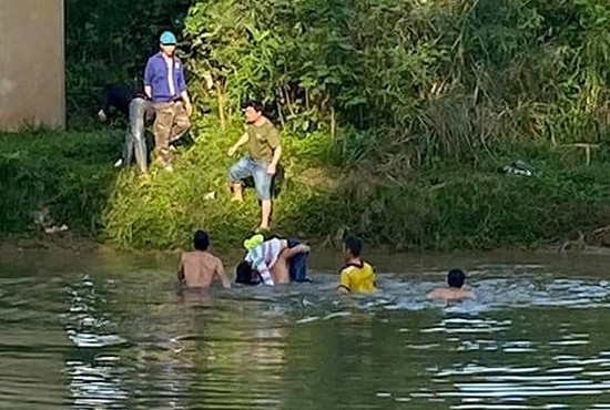 Thầy giáo cứu nữ sinh nhảy sông
