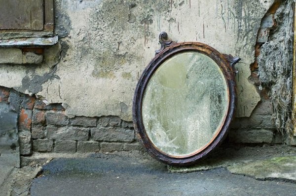 Bí ẩn chiếc gương khiến 38 người sau khi nhìn vào đều đột tử