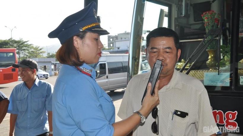 Trước giờ xuất bến, TTGT Đà Nẵng bất ngờ kiểm tra nồng độ cồn tài xế