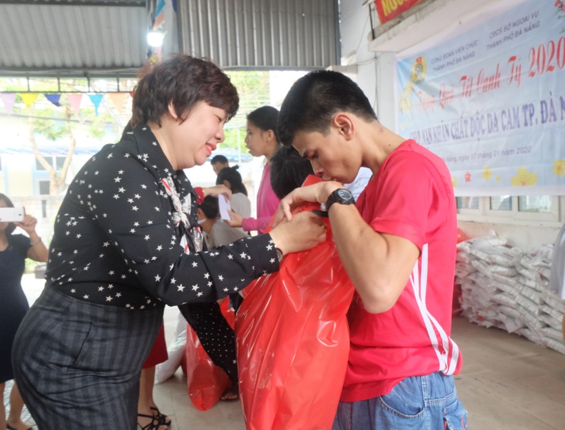 Công đoàn viên chức Đà Nẵng tặng 100 suất quà Tết cho nạn nhân chất độc da cam
