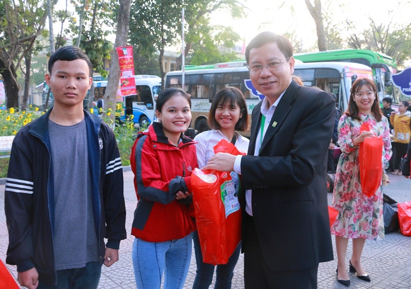 Đại học Nông Lâm Huế đưa sinh viên về quê nghỉ Tết miễn phí