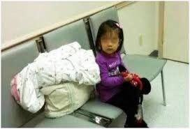 Bé gái lặng lẽ ngồi đợi mẹ ở cửa phòng sinh, dòng chữ trên tay khiến nữ y tá bật khóc