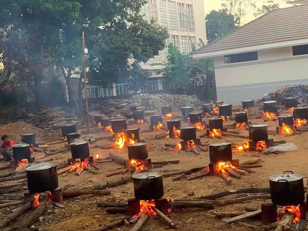 Hàng trăm nồi bánh tét “đỏ lửa” ở Kon Tum khiến bao người xao xuyến: “Tết đã đến rất gần rồi“