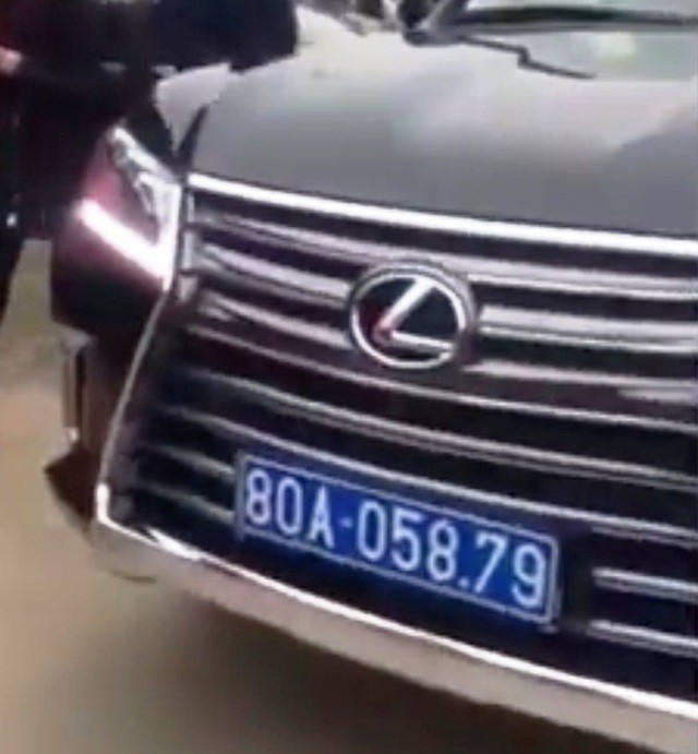 Hà Nam: Xác minh xe sang Lexus đầu đeo biển xanh, đuôi đeo biển trắng