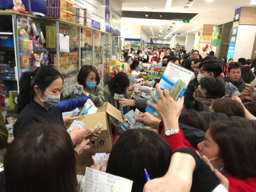 Hỗn loạn vì tranh nhau khẩu trang ở chợ thuốc lớn nhất Hà Nội