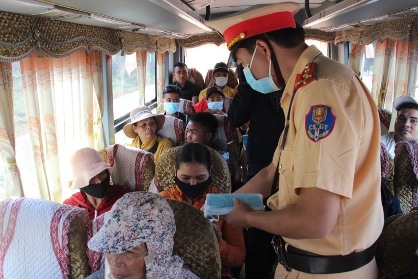 Lực lượng CSGT Đắk Lắk phát khẩu trang miễn phí để người dân phòng chống dịch corona
