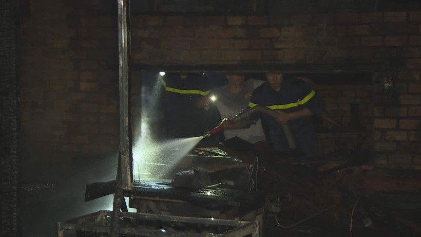 “Bà hỏa” ghé thăm ngày đầu năm, 150m2 xưởng gỗ bị thiêu rụi