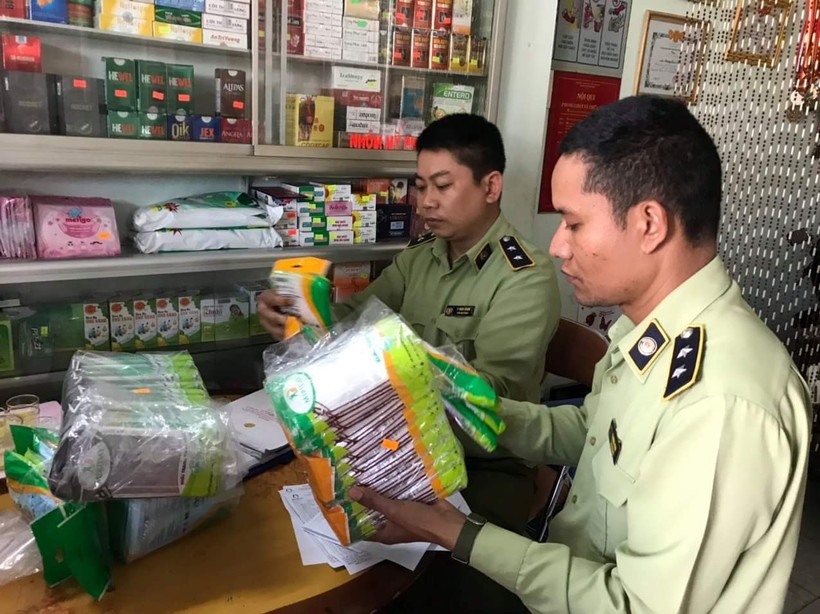 Cục quản lý thị trường Đắk Lắk kiểm tra việc mua, bán khẩu trang tại các nhà thuốc trước dịch corona
