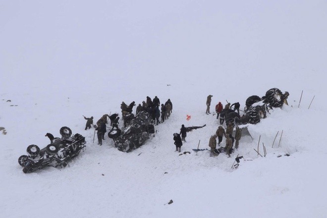 Đội cứu hộ 23 người bị tuyết vùi chết khi đi tìm 2 nạn nhân mất tích