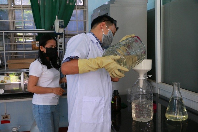 TP Huế: Giảng viên sản xuất nước rửa tay khô tặng người dân phòng dịch corona