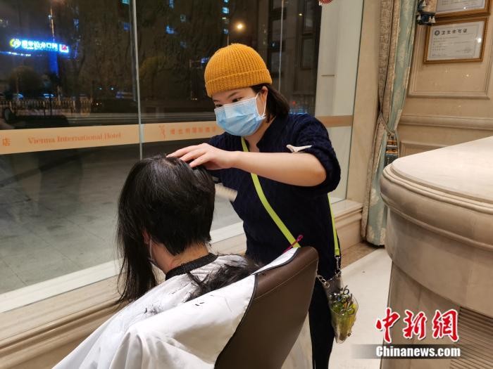 Thợ cắt tóc bật khóc khi cạo trọc đầu cho nữ nhân viên y tế Vũ Hán