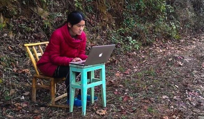 Lớp học online đơn sơ của cô giáo bị mắc kẹt trên núi