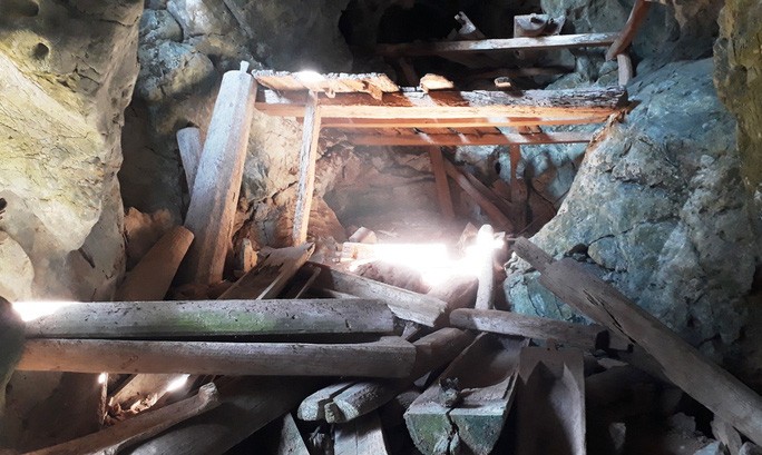 Khám phá hang quan tài kỳ bí “treo” lưng chừng núi ở Thanh Hóa