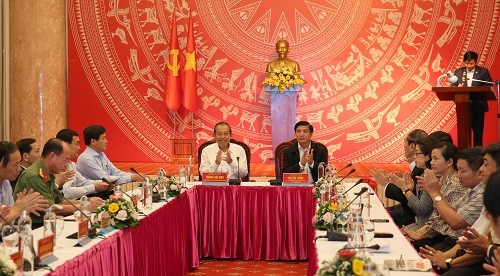 Phó Thủ tướng Thường trực Chính phủ trao học bổng cho Quỹ khuyến học Đắk Lắk