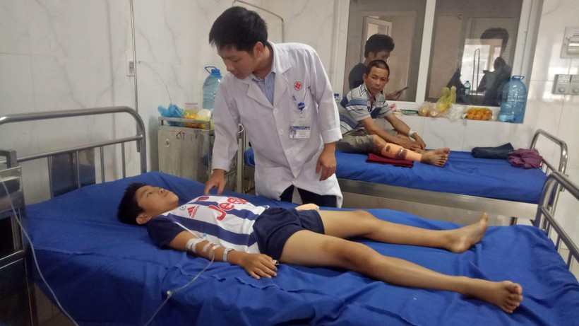 Đắk Lắk: Điện thoại đang sạc pin phát nổ, bé trai 12 tuổi dập nát bàn tay
