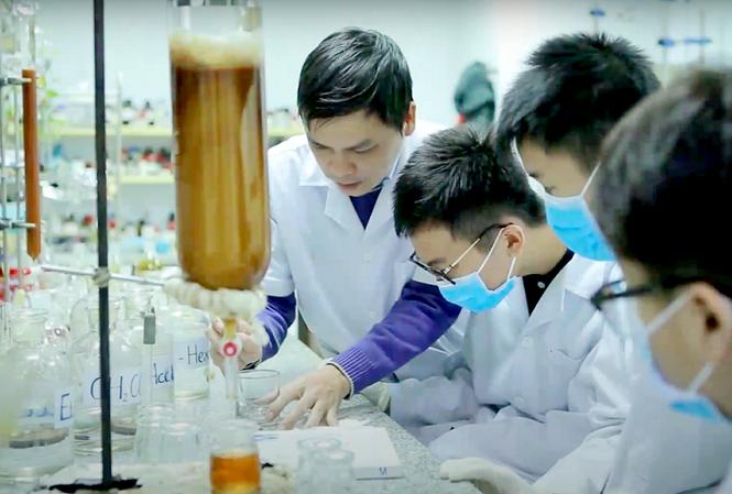 Tại phòng thí nghiệm của Viện Hóa sinh biển – Viện Hàn lâm Khoa học và Công nghệ Việt Nam, Tiến sĩ Lê Nguyễn Thành hướng dẫn nhóm Tử Minh thực hiện dự án về keo ong dú