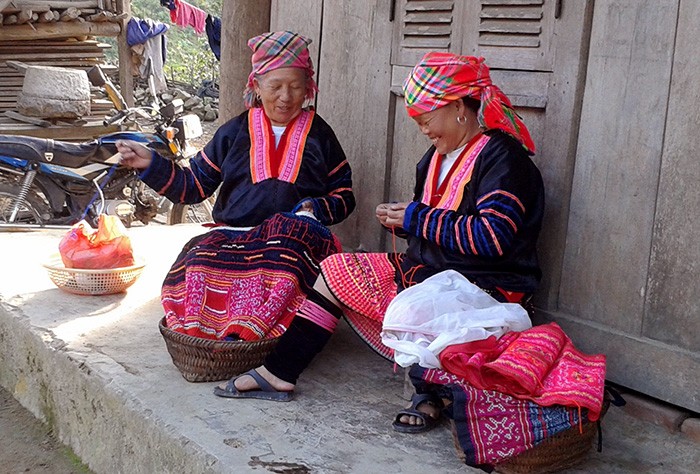 Trang phục của phụ nữ H’Mông trong ngày Tết Độc lập