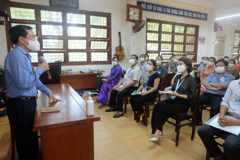 Ông Mai Văn Trinh trao đổi với các cán bộ coi thi tại điểm thi trường Tiểu học, THCS, THPT Hermann Gmeiner.