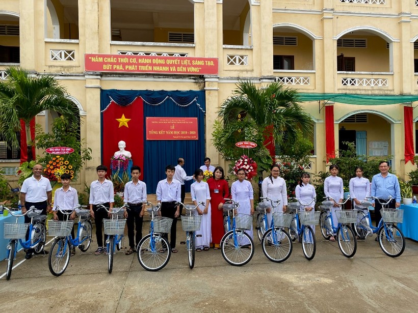 TGĐ Gaurav Sharma của BIDV MetLife (ngoài cùng bên trái) trao tặng xe đạp tại Lễ tổng kết năm học 2019-2020 của trường THPT thành phố Trà Vinh