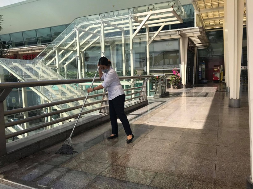 Nhân viên tại Sân bay Quốc tế Đà Nẵng đang lau dọn vệ sinh sàn nhà trước khi đón hành khách trở lại.