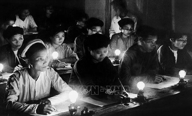 Lớp bình dân học vụ trong phong trào xóa nạn mù chữ những ngày đầu thành lập nước Việt Nam Dân chủ Cộng hòa  Ảnh :TTXVN