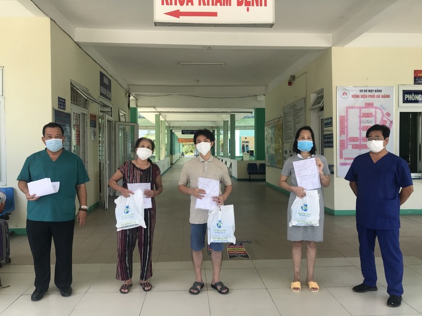  Bác sĩ Lê Thành Phúc – Giám đốc Bệnh viện Phổi Đà Nẵng trao giấy xuất viện cho 3 bệnh nhân nhiễm Covid-19 đã được điều trị khỏi bệnh. 