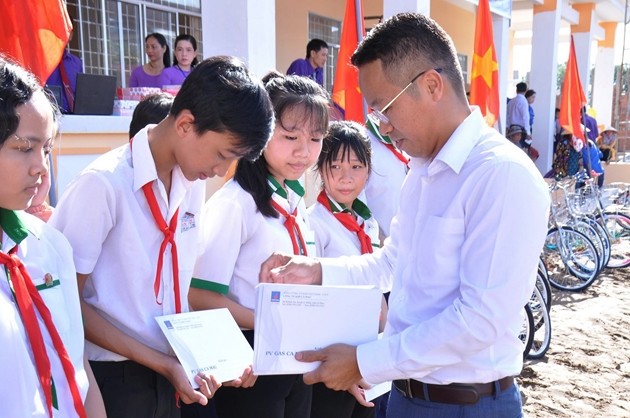 Đồng chí Nguyễn Văn Bé Ba, Giám đốc KCM trao học bổng cho các học sinh vượt khó học tốt