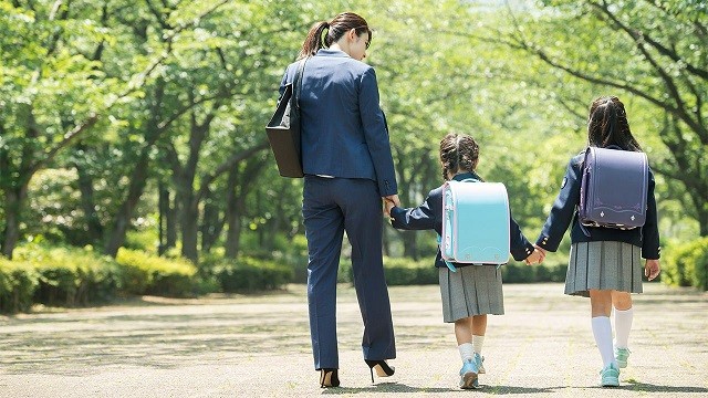 Trẻ em Nhật Bản bắt đầu năm học mới vào tháng 4.
