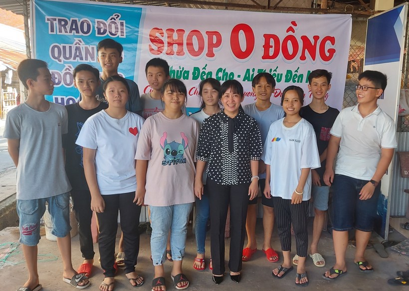 Cô Lê Thị Anh Đào cùng các học trò bên “Shop 0 đồng”.