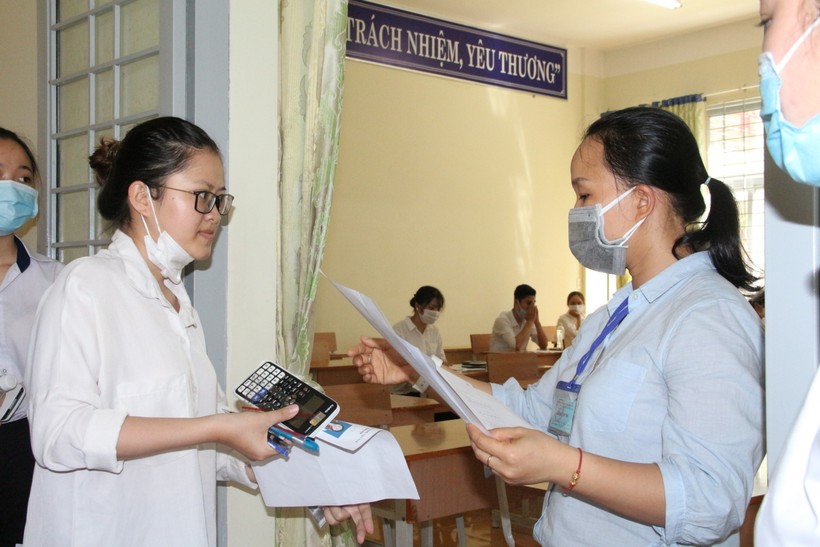 Thí sinh tại Đắk Lắk làm thủ tục trước khi vào phòng thi.