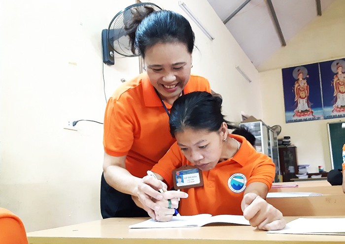 Cô Lê Thị Hòa – người mẹ thứ hai của HS khuyết tật.
