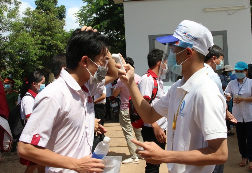Thí sinh tham dự kỳ thi tốt nghiệp THPT đợt 2 tại Đắk Lắk được đo thân nhiệt trước khi vào điểm thi.