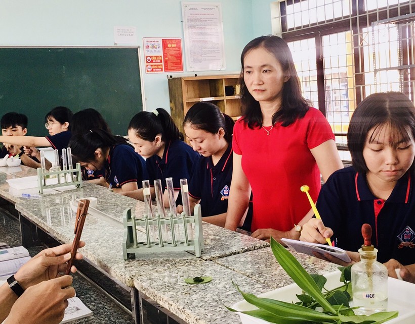 Cô Lam Phương giảng dạy học sinh của mình.