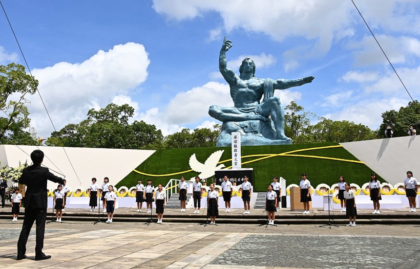 Các học sinh trình diễn trước đài tưởng niệm các nạn nhân thiệt mạng vì bom nguyên tử của Nagasaki, ngày 9/8/2020. 	Ảnh: AFP