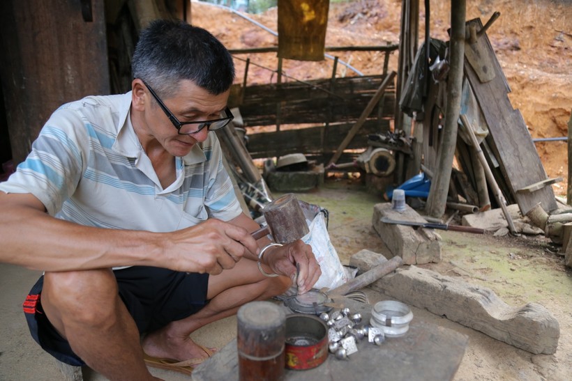 Ông Lý Phú Cát dựng nhà giữa rừng để yên tĩnh làm nghề chạm bạc.